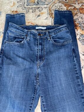 Levi's 721 High Rise Skinny Jeans - Size 30 (Medium Wash Denim)